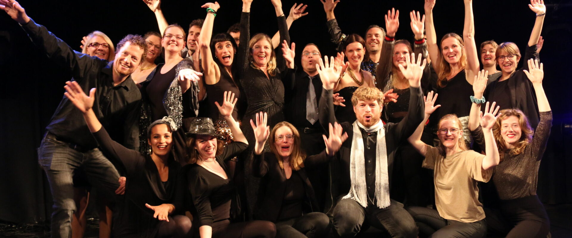 Der Chor Soundshake in Glitzerkleidung